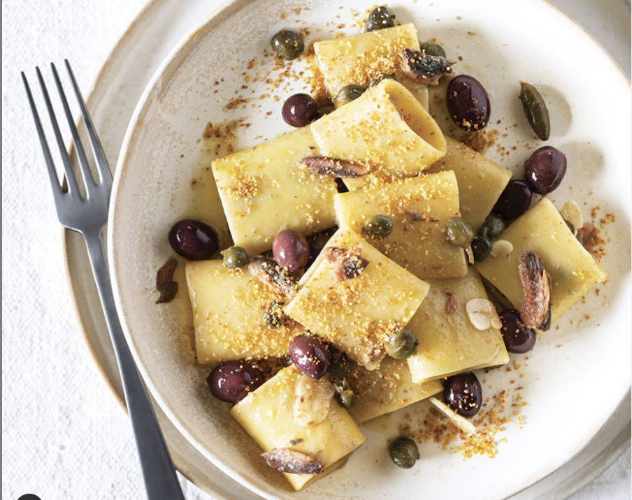 Pasta with olives and almonds